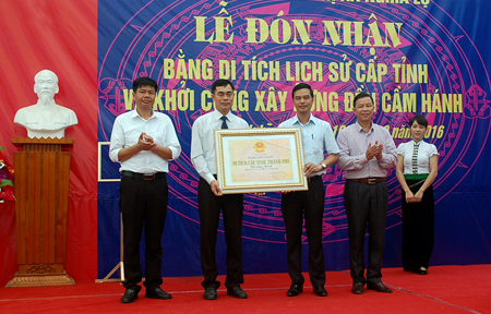 Phó Chủ tịch UBND tỉnh Dương Văn Tiến trao bằng xếp hạng Di tích cấp tỉnh đền Cầm Hánh cho thị xã Nghĩa Lộ.