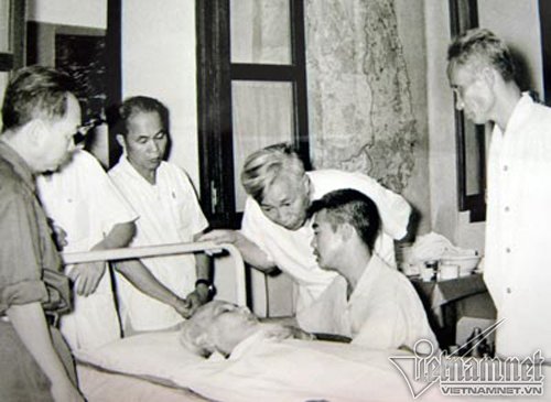 Lãnh đạo Đảng và Nhà nước đến thăm những ngày Bác ốm năm 1969. Ảnh tư liệu do ông Trần Viết Hoàn cung cấp.