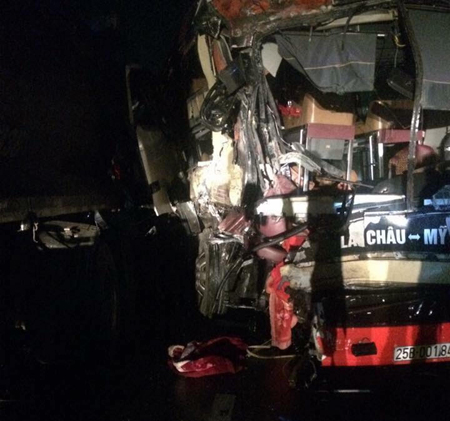 Hiện trường vụ tai nạn tại Km 135 +150, đường cao tốc Nội Bài – Lào Cai.