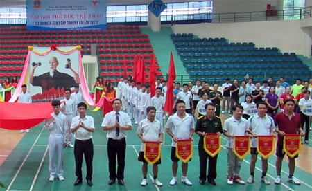 Đại diện Ban tổ chức trao cờ cho các đơn vị tham gia Hội thao.