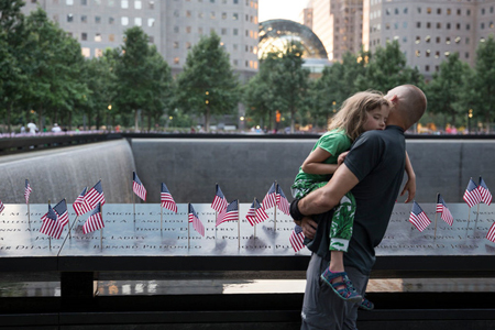 Các lá cờ Mỹ nhỏ được đặt trên tên nạn nhân tại Đài tưởng niệm 11/9 ở Manhattan, New York, Mỹ, ngày 4/7.