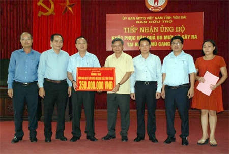 Đồng chí Trần Mạnh Tần trao kinh phí hỗ trợ nhân dân huyện Mù Cang Chải cho lãnh đạo Uỷ ban MTTQ tỉnh.
