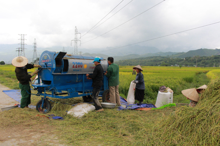 Nhờ các chính sách hỗ trợ, đồng bào dân tộc thiểu số ở huyện Văn Chấn có thêm điều kiện đưa máy móc vào sản xuất.