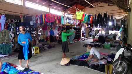 Người dân địa phương trao đổi mua bán tại chợ Lâm Thượng.