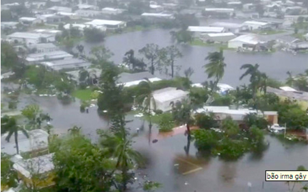 Vùng Naples (Florida, Mỹ) ngập sâu trong nước vì bão Irma.