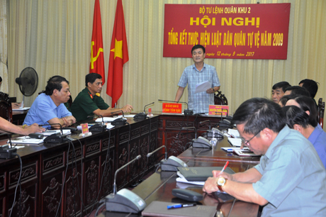 Đồng chí Nguyễn Chiến Thắng – Phó Chủ tịch UBND tỉnh phát biểu tại Hội nghị trực tuyến tổng kết thực hiện Luật Dân quân tự vệ năm 2009.
