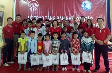 Đoàn Công ty TNHH Bảo hiểm nhân thọ AIA Việt Nam trao hỗ trợ cho Trường Tiểu học và Trung học cơ sở thị trấn Mù Cang Chải
