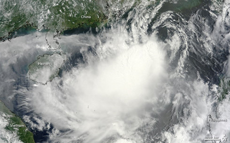 Ảnh chụp vệ tinh cơn bão số 10 (Doksuri) đang tiến vào vùng biển nước ta.