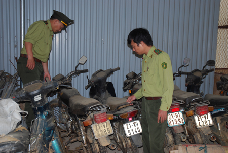Lực lượng kiểm lâm huyện Trạm Tấu thu giữ phương tiện  vận chuyển lâm sản trái phép.
