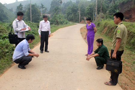 Cán bộ xã Đào Thịnh kiểm tra chất lượng tuyến đường giao thông nông thôn tại thôn 5.