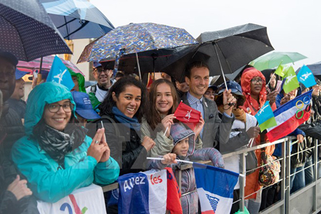 Người dân đón mừng sự kiện Olympic trở lại tại quảng trường Trocadero, Paris, Pháp.