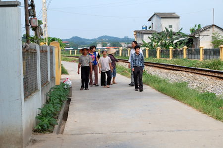 Từ xây dựng thành công xã nông thôn mới, người dân xã Tuy Lộc được hưởng lợi từ những tuyến đường giao thông nông thôn khang trang, sạch đẹp.