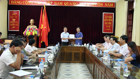 Đồng chí Nguyễn Văn Lịch - Chủ tịch Liên đoàn Bóng chuyền tỉnh Yên Bái thay mặt BCH Liên đoàn trao quà cho đơn vị đăng cai tổ chức Hội nghị.