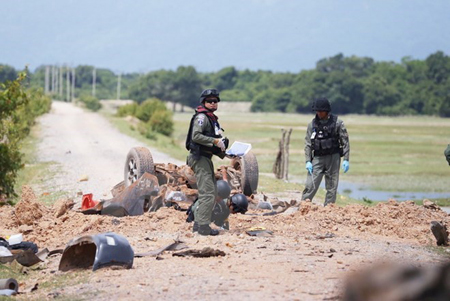 Binh sĩ Thái Lan điều tra tại hiện trường vụ đánh bom nhằm vào lực lượng tuần tra tại tỉnh Pattani, miền nam Thái Lan ngày 19/6.