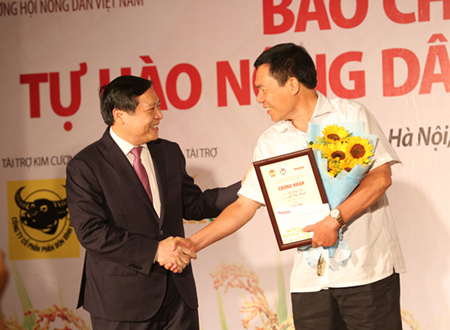 Đồng chí Lại Xuân Môn trao giải Nhất cho nhà báo Lê Thọ Bình.