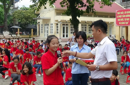 Học sinh Trường Tiểu học Kim Đồng (thị xã Nghĩa Lộ) phát biểu trong buổi tuyên truyền kỹ năng phòng chống bạo lực và xâm hại trẻ em được tổ chức tại Trường.