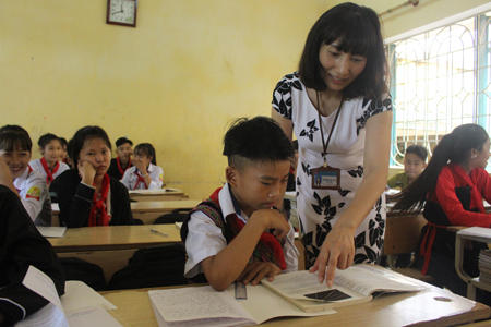 Cô giáo Phạm Đỗ Việt Anh hướng dẫn học sinh ôn bài.
