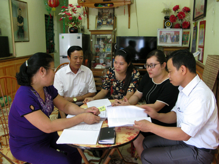 Cán bộ Ban Tuyên giáo Huyện ủy Văn Chấn và lãnh đạo thị trấn Nông trường Nghĩa Lộ nắm bắt việc triển khai Chỉ thị 05 tại tổ dân phố 4B.