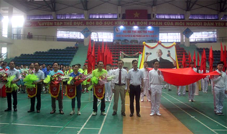Ban tổ chức Đại hội TDTT ngành Tài nguyên và Môi trường tỉnh tặng cờ lưu niệm cho các đoàn tham gia giải.