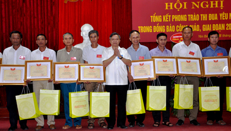 Đồng chí Nông Văn Lịnh - Chủ tịch Ủy ban Mặt trận Tổ quốc tỉnh tặng bằng khen cho các cá nhân có thành tích xuất sắc trong phong trào thi đua yêu nước đồng bào công giáo giai đoạn 2012 - 2017.