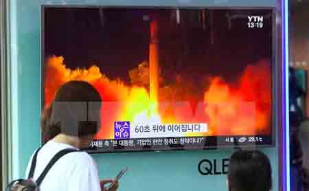 Người dân Hàn Quốc theo dõi trên truyền hình về vụ phóng thử tên lửa đạn đạo liên lục địa lần thứ hai của Triều Tiên tại một nhà ga ở Seoul.