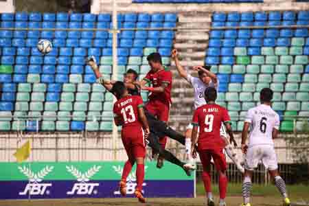 Một pha bóng trong trận bán kết U-18 Thái Lan gặp Indonesia.