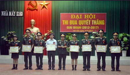 Thừa ủy quyền của Bộ Quốc phòng, Lãnh đạo Nhà máy Z183 trao bằng khen của Bộ Quốc phòng cho các tập thể, cá nhân.