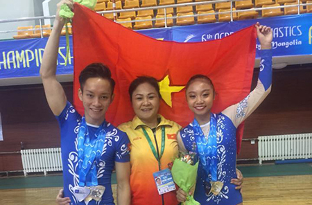 Huấn luyện viên Nguyễn Minh Phương và hai vận động viên Phan Thế Gia Hiển, Trần Hà Vi ( Hà Nội).