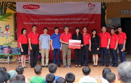 Công ty Bảo hiểm nhân thọ Việt Nam Dai-ichi ủng hộ 380 triệu đồng cho các trường và nhân dân trên địa bàn huyện Mù Cang Chải.