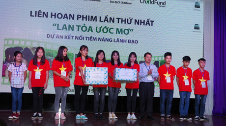 Trao thưởng cho các nhóm đoạt giải.