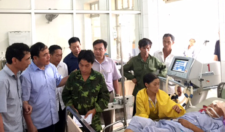 Đoàn công tác của Ban Chỉ huy phòng chống lụt bão vào tìm kiếm cứu nạn tỉnh đến thăm các bệnh nhân.

