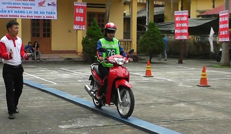 Đoàn viên thanh niên huyện Trấn Yên thi kỹ năng lái xe an toàn.
(Ảnh: Kim Oanh)