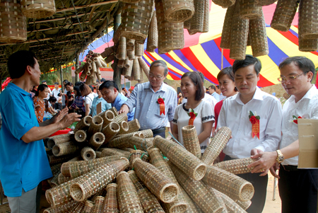 Các đại biểu tham quan gian trưng bày sản phẩm rọ tôm.
