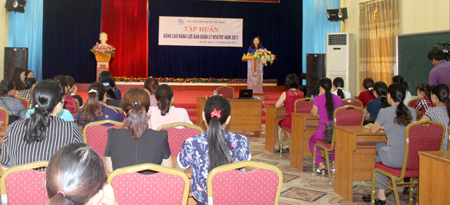 Đồng chí Vũ Thị Hiền Hạnh - Chủ tịch Hội LHPN tỉnh phát biểu khai mạc lớp tập huấn.
