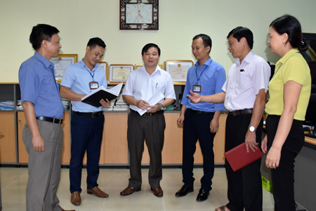 Các đồng chí lãnh đạo Cục Thuế tỉnh Yên Bái trao đổi về việc học tập và làm theo Bác với cán bộ Phòng Kiểm tra thuế.