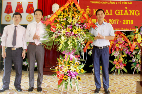 Đồng chí Dương Văn Tiến - Phó Chủ tịch UBND tỉnh tặng hoa chúc mừng Trường Cao đẳng Y tế Yên Bái tại Lễ khai giảng năm học mới.