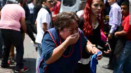 Một phụ nữ khóc nghẹn vì có người thân thiệt mạng trong trận động đất - Ảnh chụp màn hình CNN.