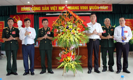 Đồng chí Nguyễn Chiến Thắng - Phó Chủ tịch UBND tỉnh tặng hoa chúc mừng Đại hội.