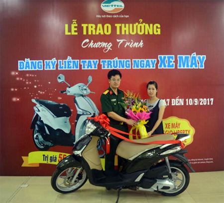Ông Vũ Xuân Hoàn - Giám đốc Viettel Yên Bái trao xe máy cho khách hàng trúng thưởng.