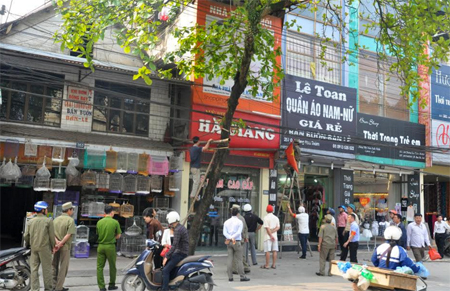 Lực lượng chức năng thành phố Yên Bái ra quân giải phóng hành lang đường bộ.