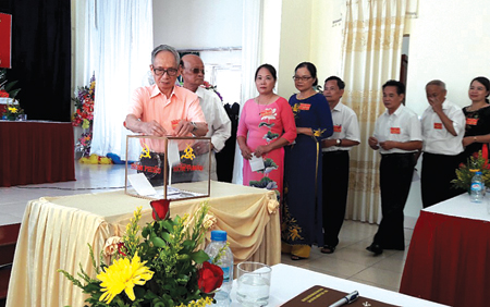 Đảng viên Chi bộ khu dân cư Quang Trung bỏ phiếu bầu Ban Chi ủy khóa mới. 
