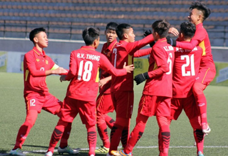 U16 Việt Nam ăn mừng bàn thắng.
