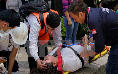 Lực lượng cứu hộ chuyển người bị thương sau trận động đất ở Mexico City ngày 19/9.