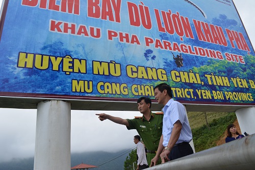 Đồng chí Dương Văn Tiến - Phó Chủ tịch UBND tỉnh kiểm tra công tác chuẩn bị tại điểm bay dù lượn đèo Khau Phạ.