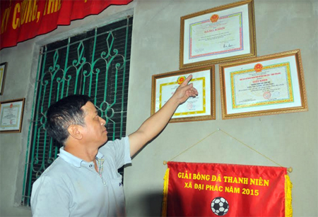 Ông Hoàng Văn Phong - Bí thư Chi bộ, Trưởng ban Công tác Mặt trận thôn Tân Thành, xã Đại Phác, huyện Văn Yên giới thiệu những thành tích mà thôn Tân Thành đã đạt được.