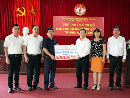 Đồng chí Nguyễn An Hòa - Phó Tổng giám đốc Tổng Công ty Bảo hiểm PJICO trao kinh phí hỗ trợ cho lãnh đạo Ủy ban MTTQ Việt Nam tỉnh Yên Bái.
