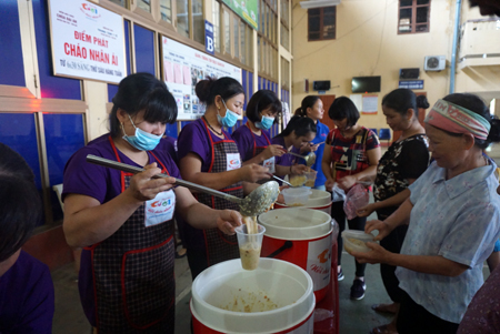 Các thành viên Hội Thiện nguyện Liên hương (chùa Đại An, huyện Văn Yên) phát cháo miễn phí cho các bệnh nhân nghèo.