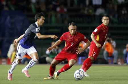 Trận VN (đỏ) thắng Campuchia 2-1 ở trận lượt đi.