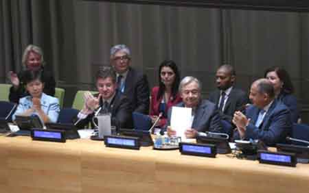 Tổng thư ký Liên Hợp Quốc Antonio Guterres (thứ hai từ phải sang) cùng đại diện các nước hoan nghênh việc ký Hiệp ước quốc tế về cấm vũ khí hạt nhân.