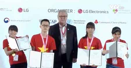 Các thí sinh Việt Nam nhận giải thưởng của cuộc thi.
